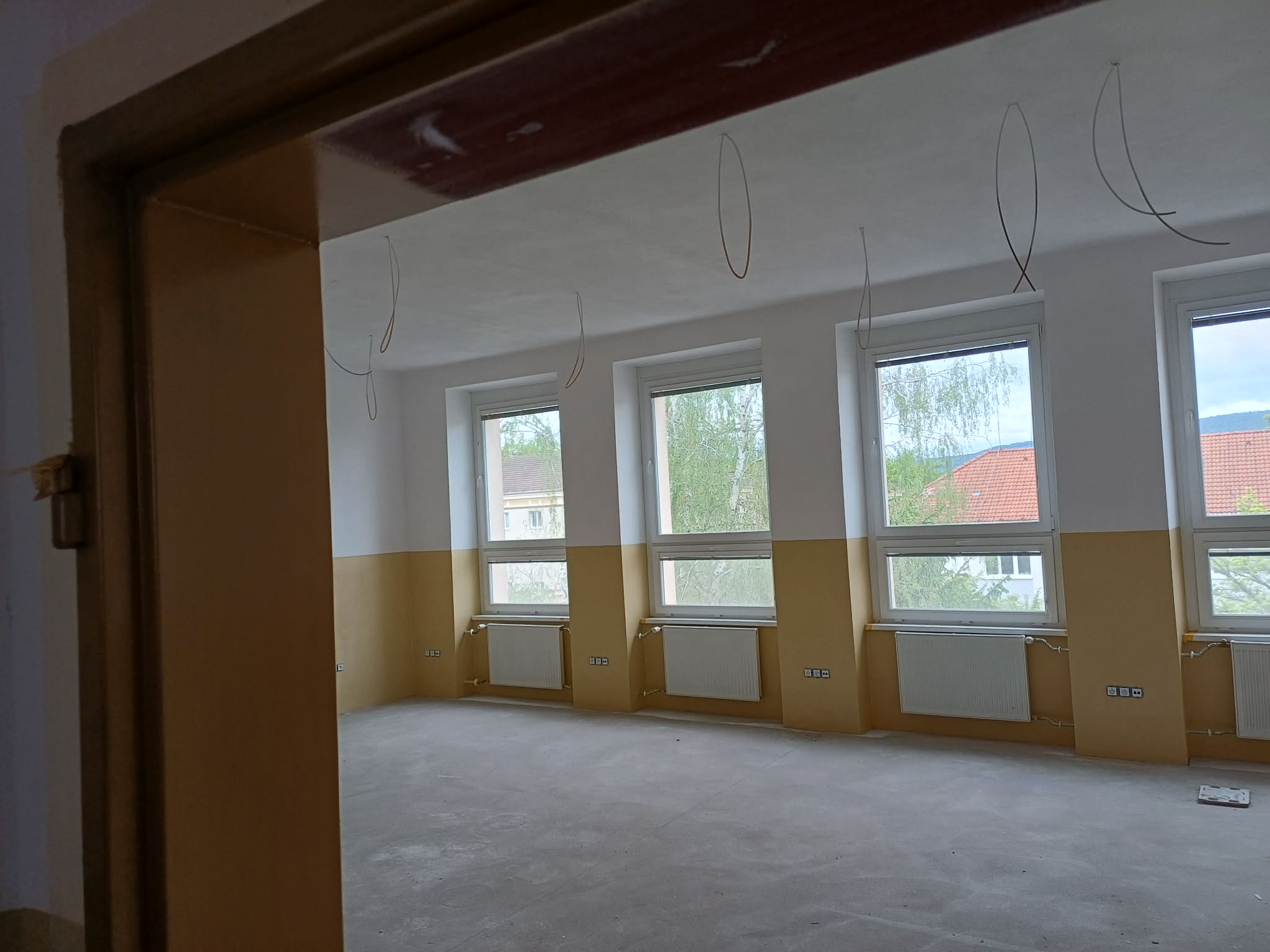 Prebiehajú práce v hlavnej budove a jej okolí